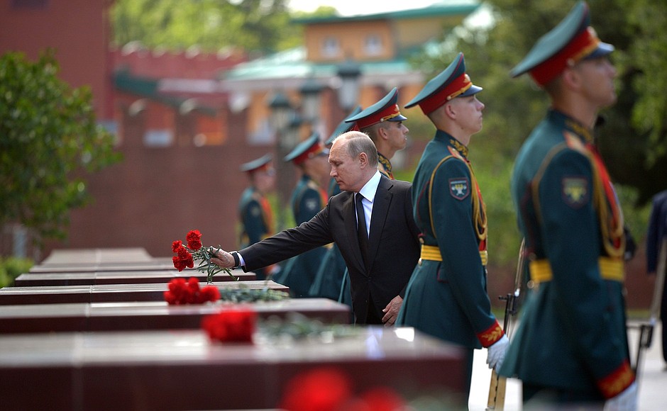 The President laid flowers at the memorial plaques honouring the hero cities and cities of military glory.