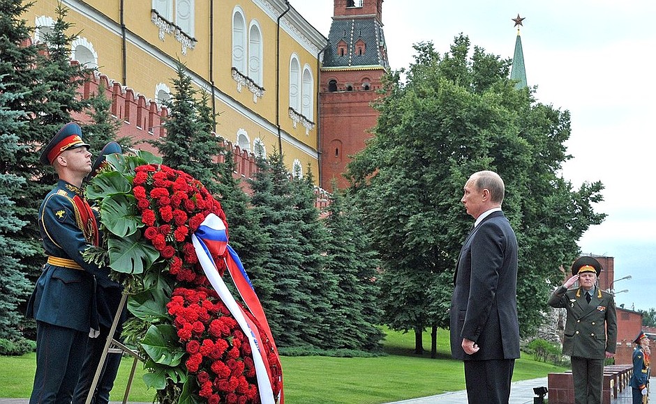 On the Day of Memory and Grief, Vladimir Putin laid a wreath at the Tomb of the Unknown Soldier by the Kremlin wall.