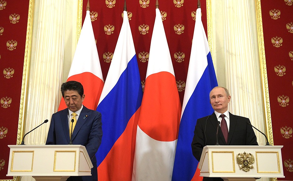 По окончании переговоров Владимир Путин и Синдзо Абэ сделали заявления для прессы.