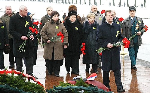 Президент в сопровождении ветеранов Великой Отечественной войны и жителей блокадного Ленинграда возложил цветы к монументу «Родина-мать».