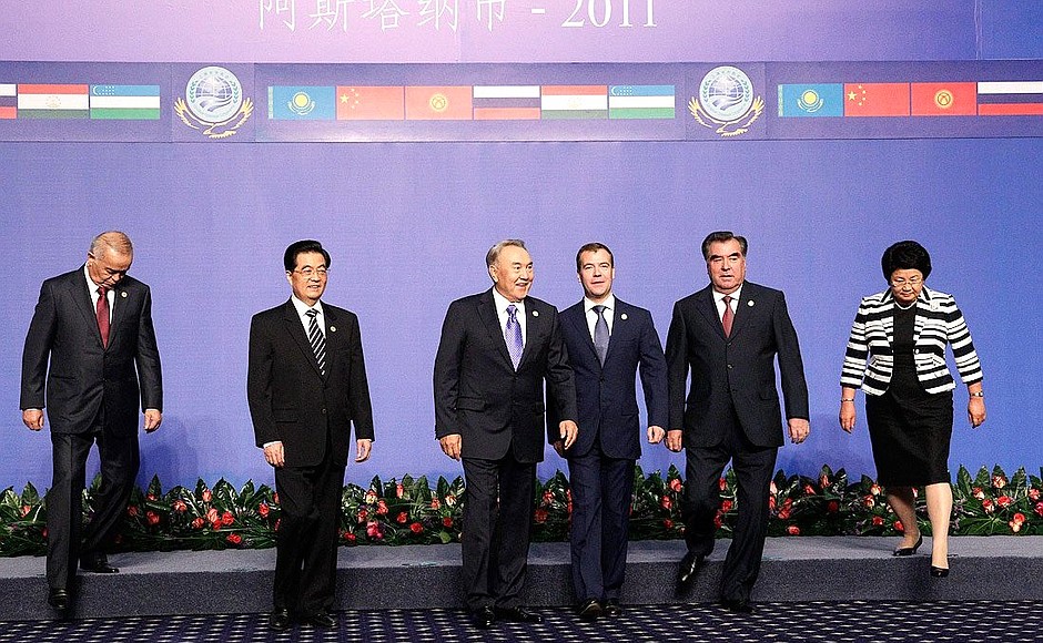 Participants in the meeting of the Shanghai Cooperation Organisation Council of Heads of State. From left to right: President of Uzbekistan Islam Karimov, President of China Hu Jintao, President of Kazakhstan Nursultan Nazarbayev, President of Russia Dmitry Medvedev, President of Tajikistan Emomali Rahmon, and President of Kyrgyzstan Roza Otunbayeva.