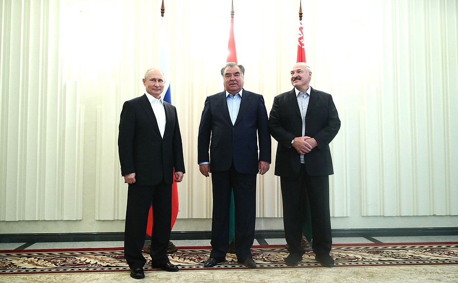 С Президентом Республики Беларусь Александром Лукашенко (справа) и Президентом Республики Таджикистан Эмомали Рахмоном.