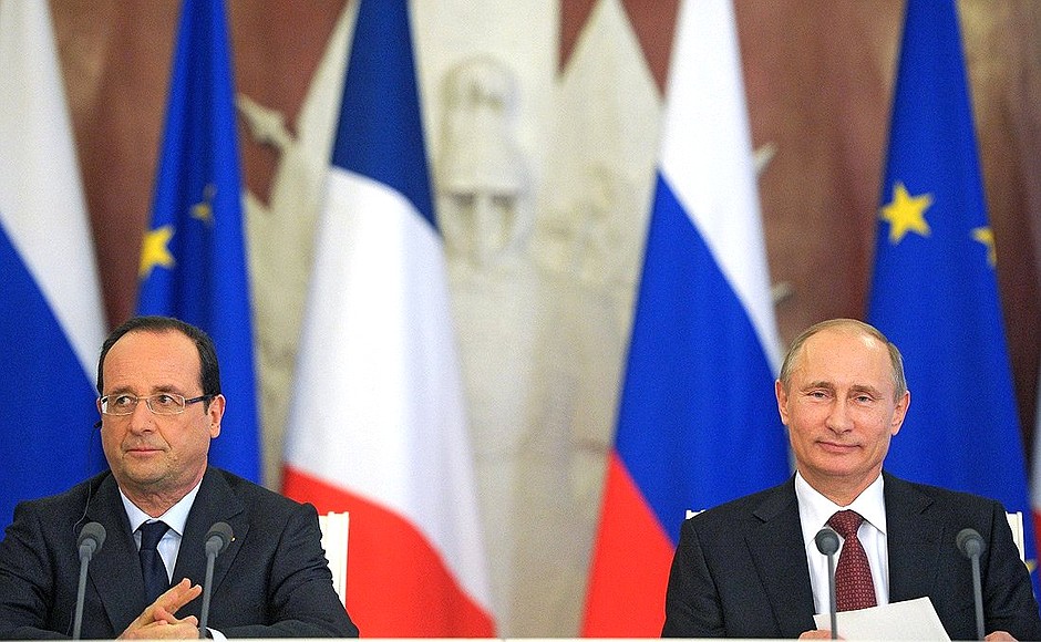 С Президентом Франции Франсуа Олландом во время церемонии подписания российско-французских документов.