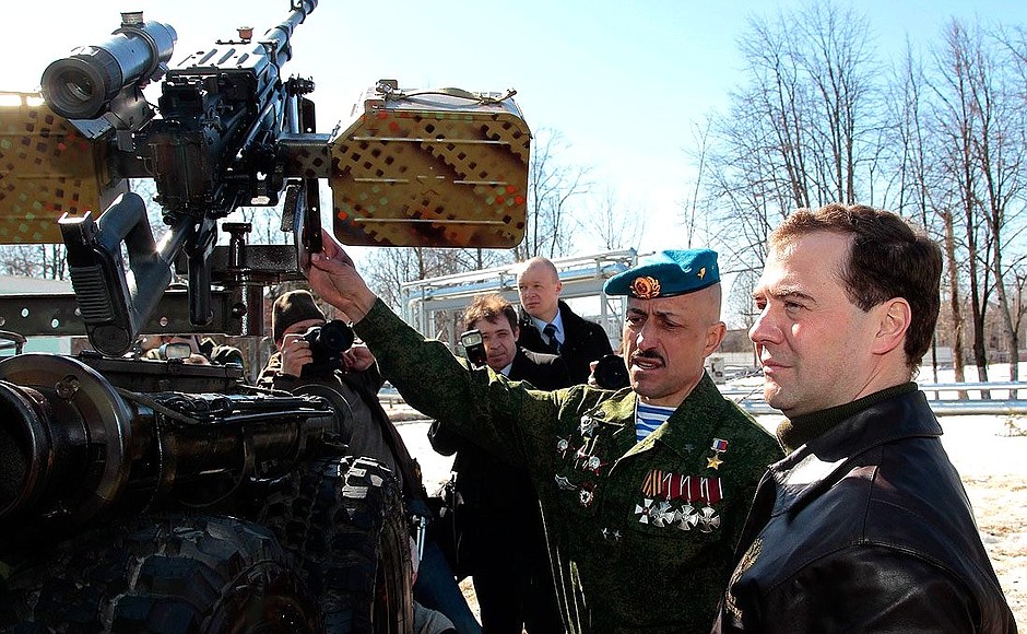 Visiting the Special Purpose Regiment of the Air Assault Forces’s base. Dmitry Medvedev inspected the base and military equipment. With Hero of Russia lieutenant colonel Anatoly Lebed.
