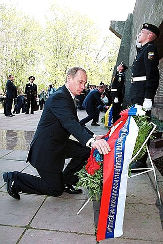President Putin laying wreaths at a monument to the defenders of Sevastopol.