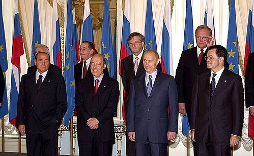 Photo session of participants in Russia — EU Summit. From left to right, first row: Italian Prime Minister Silvio Berlusconi, Greek Prime Minister Konstandinos Simitis, Russian President Vladimir Putin, President of the European Commission Romano Prodi. From left to right, second row: President of Cyprus Tassos Nikolaou Papadopoulos, Prime Minister of Luxembourg Jean-Claude Juncker and Swedish Prime Minister Goran Persson.