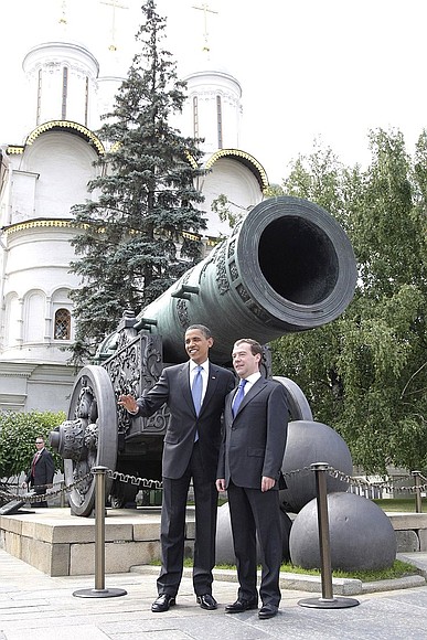 Во время прогулки по Московскому Кремлю. С Президентом США Бараком Обамой.