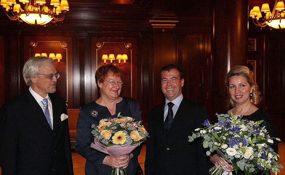 Informal meeting with President of Finland Tarja Halonen. Left to right: First Gentleman of Finland Dr Pentti Arajarvi, Tarja Halonen, Dmitry Medvedev, and Svetlana Medvedeva.