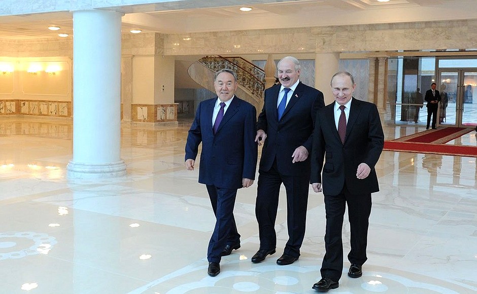 С Президентом Казахстана Нурсултаном Назарбаевым и Президентом Белоруссии Александром Лукашенко перед началом заседания Высшего Евразийского экономического совета.
