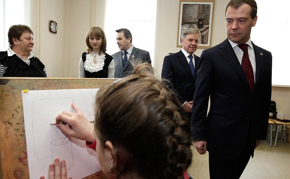 Перед началом заседания президиумов Государственного совета, Совета по культуре и искусству и Совета по науке, технологиям и образованию Дмитрий Медведев посетил детскую школу искусств «Вдохновение».