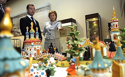 В художественном музее имени В.М. и А.М.Васнецовых. На выставке дымковской игрушки. С директором музея Ириной Любимовой.