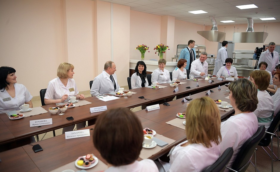 Во время посещения перинатального центра Брянской городской больницы № 1 Владимир Путин побеседовал с сотрудницами центра.
