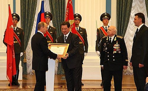 На церемонии вручения грамоты о присвоении Полярному почётного звания «Город воинской славы».