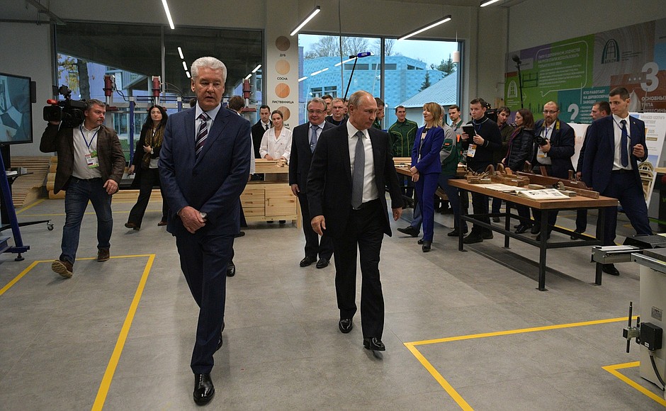 Vladimir Putin tours the workshops of the Technograd recreational and educational complex at VDNKh. With Moscow Mayor Sergei Sobyanin (left).