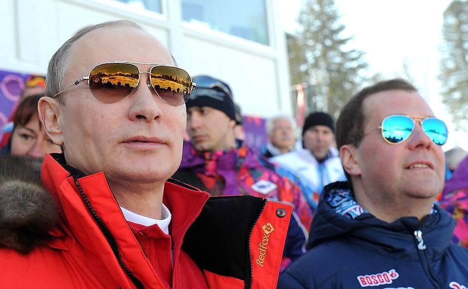 На соревнованиях по лыжным гонкам в лыжно-биатлонном комплексе «Лаура». С Председателем Правительства Дмитрием Медведевым.