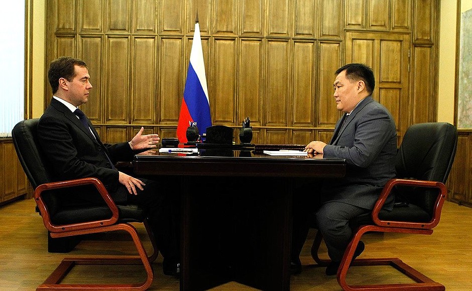 С Председателем Правительства Республики Тыва Шолбаном Кара-оолом.