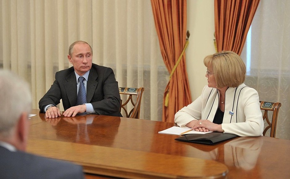 During a meeting with United Russia party leaders. Right: Chairwoman of the Sverdlovsk Region Legislative Assembly and member of the Political Council Presidium of United Russia’s Sverdlovsk Region branch Lyudmila Babushkina.