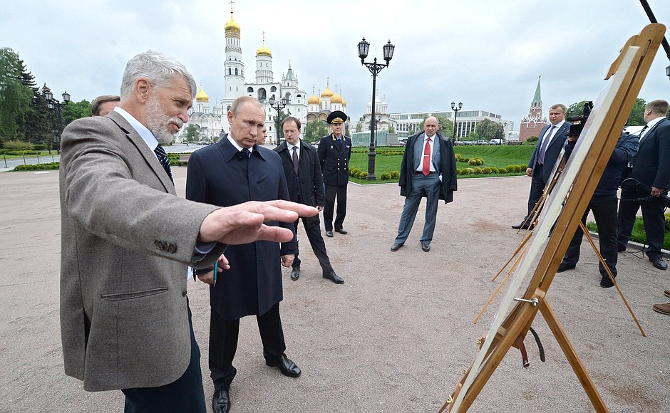 Visiting the new park in the Kremlin. Left: Director of the Institute of Archeology at the Russian Academy of Sciences Nikolai Makarov.
