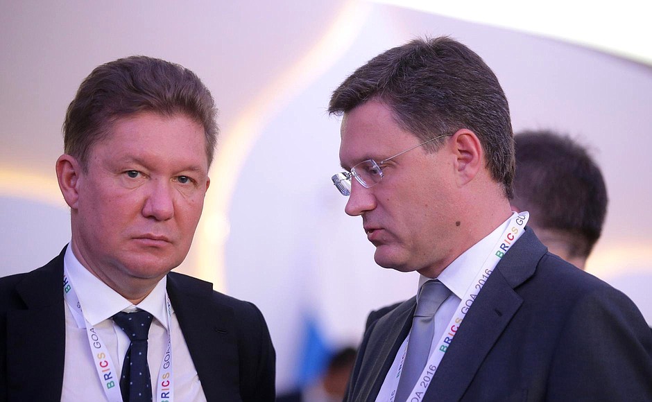 Председатель правления ПАО «Газпром» Алексей Миллер и Министр энергетики Александр Новак (справа) перед началом церемонии подписания российско-индийских документов.