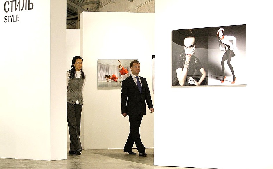 С директором центра современного искусства «Винзавод» Софьей Троценко на выставке «Лучшие фотографии России – 2009».