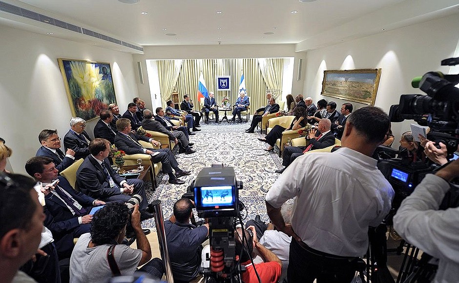 В ходе переговоров с Президентом Израиля Шимоном Пересом.
