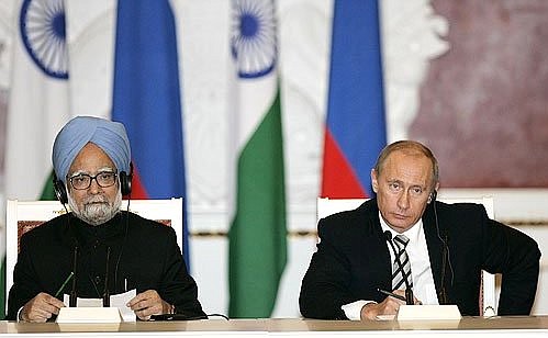 С Премьер-министром Индии Манмоханом Сингхом на совместной пресс-конференции.