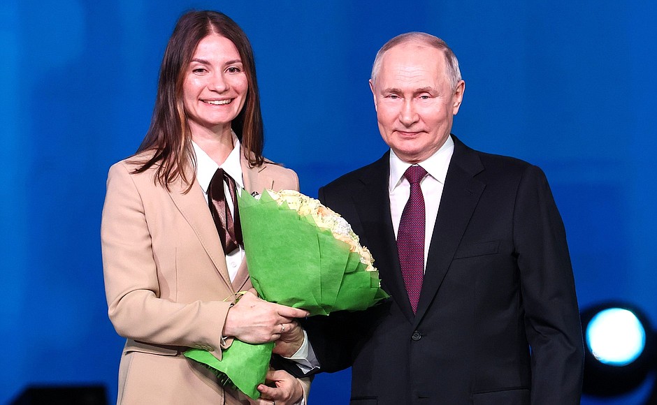 Gala event dedicated to the 300th anniversary of the Russian Academy of Sciences. Vladimir Putin awards the 2023 Presidential Prize in Science and Innovation for Young Scientists to Professor of Neurotechnology at the Lobachevsky State University of Nizhny Novgorod Susanna Gordleyeva (Doctorate in Physics and Mathematics).
