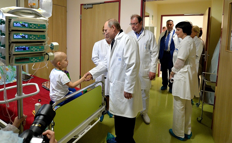 Во время посещения Федерального научно-клинического центра детской гематологии, онкологии и иммунологии имени Дмитрия Рогачёва.