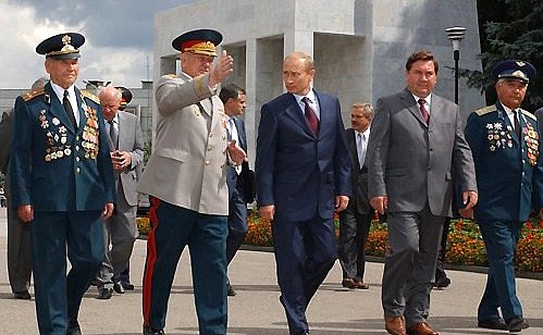 President Putin with Alexander Mikhailov, Governor of the Kursk Region, and Kursk war veterans at the memorial dedicated to those killed in 1941–1945 during the Great Patriotic War.