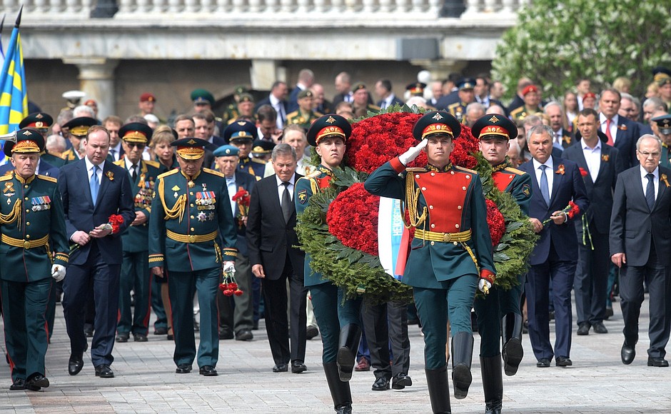 Laying a wreath at the Tomb of the Unknown Soldier in the Alexander Garden.