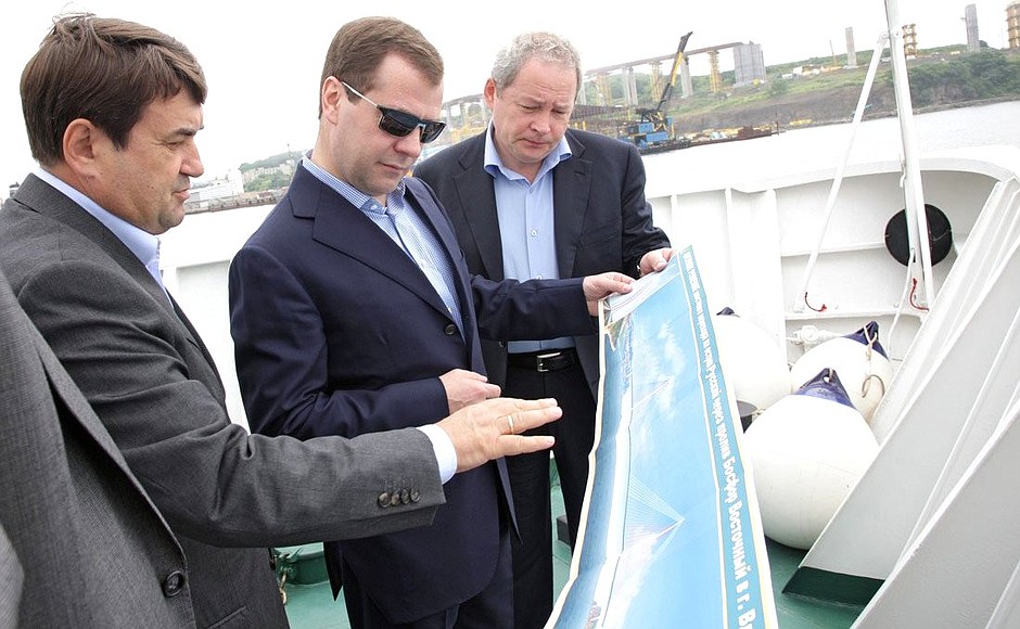 Inspecting facilities under construction in Peter the Great Bay for the 2012 APEC Leaders' Meeting.