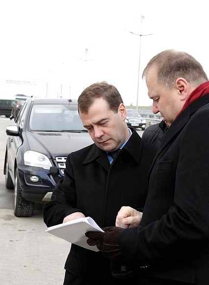 С губернатором Калининградской области Николаем Цукановым во время осмотра четвёртой очереди автомобильной дороги «Приморское кольцо».