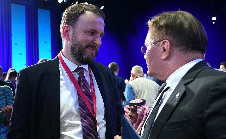 Presidential Aide Maxim Oreshkin (left) and Director General of State Atomic Energy Corporation Rosatom Alexei Likhachev before the plenary session of the 8th Eastern Economic Forum.