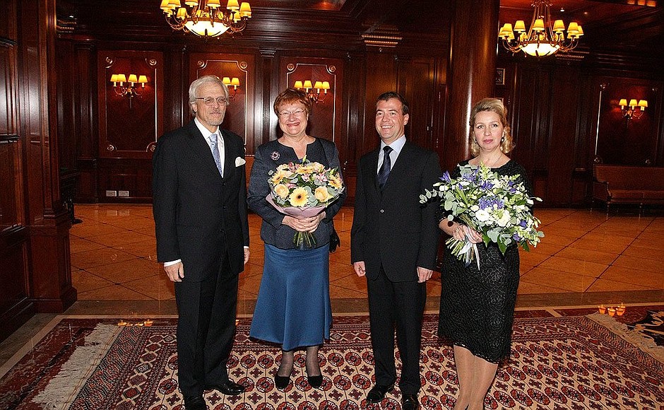 Президент Финляндии Тарья Халонен с супругом Пентти Араярви, Дмитрий и Светлана Медведевы.