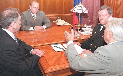 President Putin with Deputy Prime Minister Ilya Klebanov (left), Russian Navy Commander-in-Chief Vladimir Kuroyedov and CEO of the Rubin design bureau Igor Spassky (right).