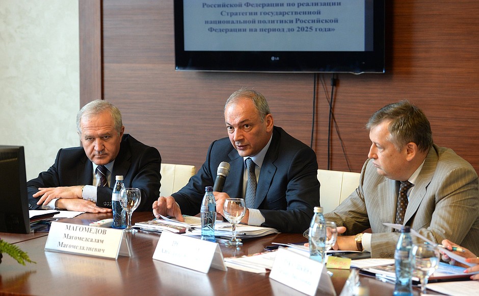 Deputy Chief of Staff of the Presidential Executive Office Magomedsalam Magomedov (centre) at seminar meeting on implementing state ethnic policy.