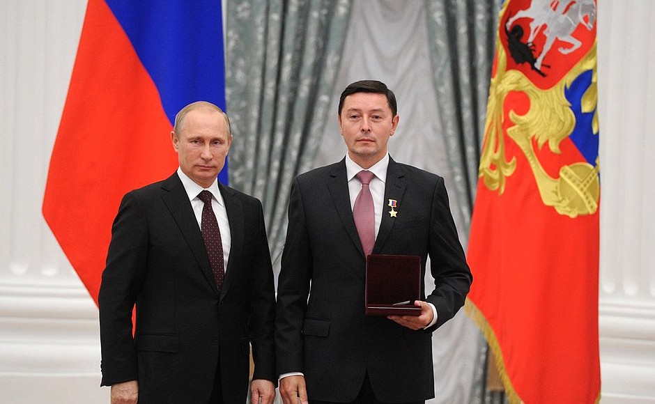 Presenting Russian Federation state decorations. The Hero of the Russian Federation title and honorary title Pilot-Cosmonaut of the Russian Federation is conferred on pilot-cosmonaut Sergei Revin.
