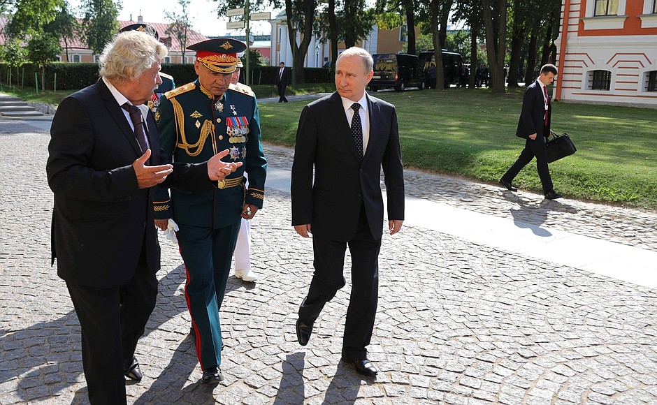 Перед началом основной части Главного военно-морского парада Владимир Путин посетил Петропавловскую крепость и Петропавловский собор.