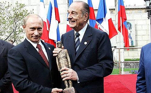 C Президентом Франции Жаком Шираком на церемонии открытия памятника генералу Шарлю де Голлю. Президенту Франции была подарена уменьшенная копия монумента.