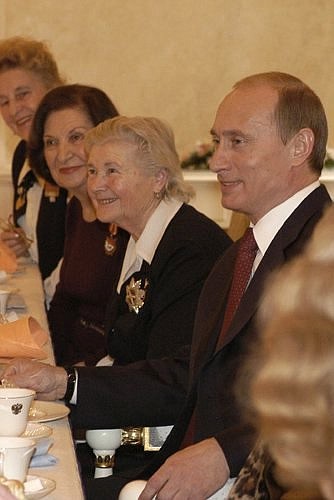 Встреча с женщинами – участницами боевых действий. Слева от Президента — Е.Демина, Г.Вартанян, А.Гудкова.