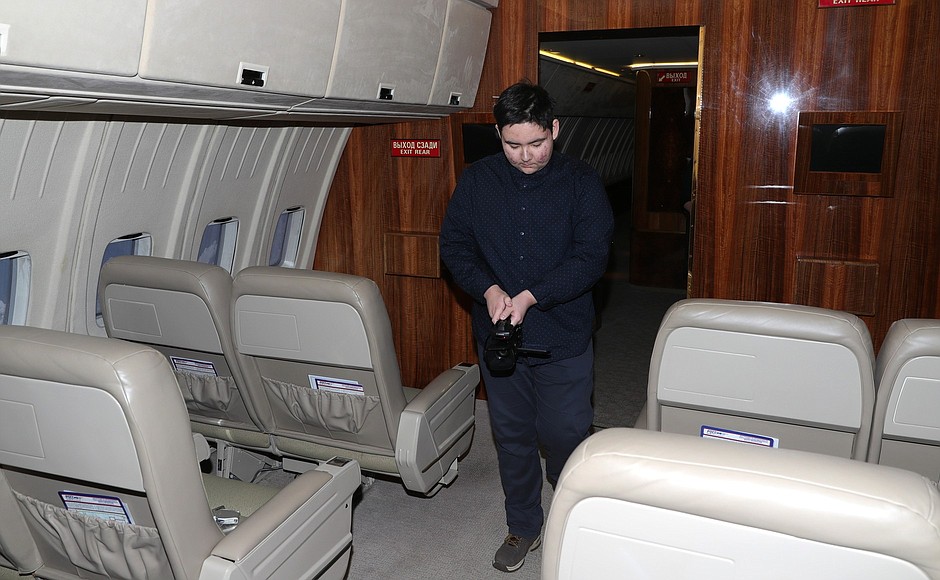 Арслан Каипкулов во время экскурсии по самолёту Президента.