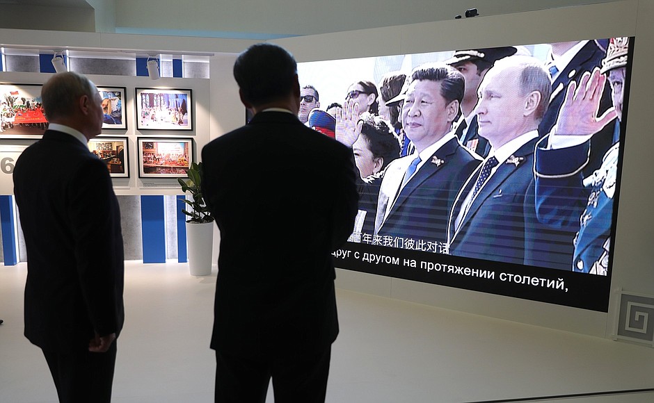 Vladimir Putin and PRC President Xi Jinping visited a photo exhibition on the history of Russian-Chinese trade and economic cooperation.