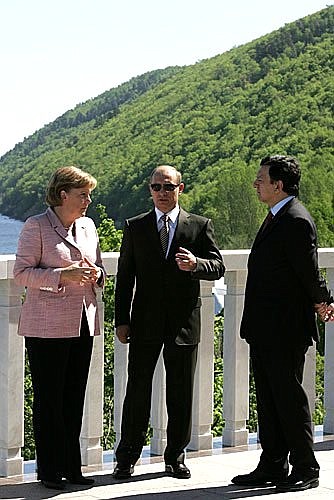 Перед началом рабочего заседания встречи на высшем уровне Россия – Европейский союз. С Федеральным канцлером Германии Ангелой Меркель и Председателем Европейской комиссии Жозе Мануэлом Баррозу на берегу Волги.