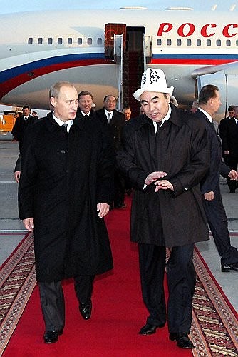 President Putin arriving at the Russian military base. Kyrgyz President Askar Akayev is on the right.