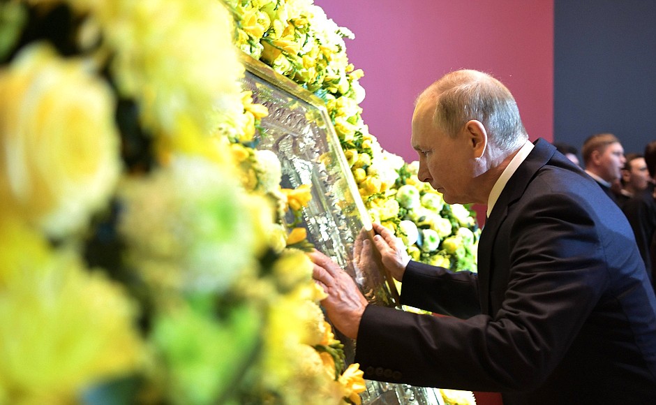 Vladimir Putin toured the exhibition Memory of Generations: The Great Patriotic War in Pictorial Arts, which opened at the Manezh Central Exhibition Hall as part of the Church and Public Exhibition and Forum Orthodox Russia – For National Unity Day. At the Icon of St Nicholas the Miracle Worker.