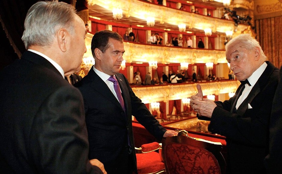 С Президентом Казахстана Нурсултаном Назарбаевым (слева) и балетмейстером Юрием Григоровичем.
