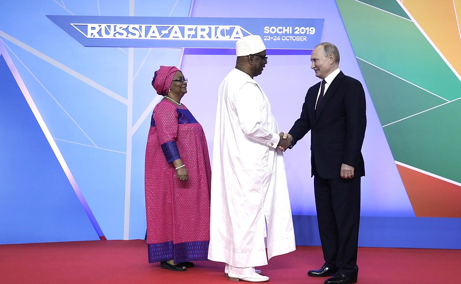 Official welcoming ceremony before the reception on behalf of the President of Russia in honour of the heads of state and government of the countries participating in the Russia-Africa Summit. With President of Mali Ibrahim Boubacar Keita and his spouse.