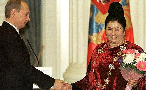 President Putin presenting the St Andrew Order to Fazu Aliyeva, the folk poet of Dagestan, at an awards ceremony.