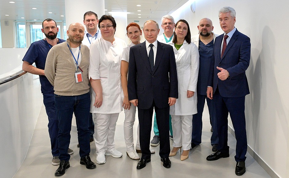 В ходе посещения больницы в московском посёлке Коммунарка, предназначенной для пациентов с подозрением на коронавирус.
