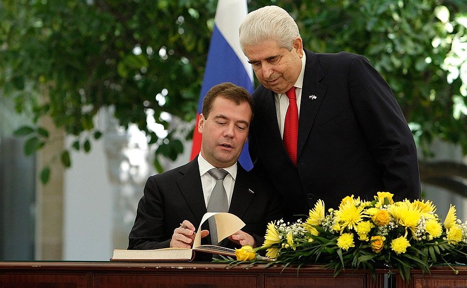Dmitry Medvedev signed the guests of honour book at the presidential palace in Nicosia. President of the Republic of Cyprus Demetris Christofias (right).